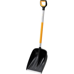 Fiskars Schneeschaufel X-Series mit D-Griff, Aluminiumschaft und schwarzem Blatt.