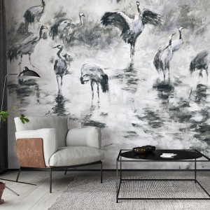 Vlies Fototapete mit Kranich Motiv im Gemälde Stil in Grau und Weiß. Asiatische Wandgestaltung.