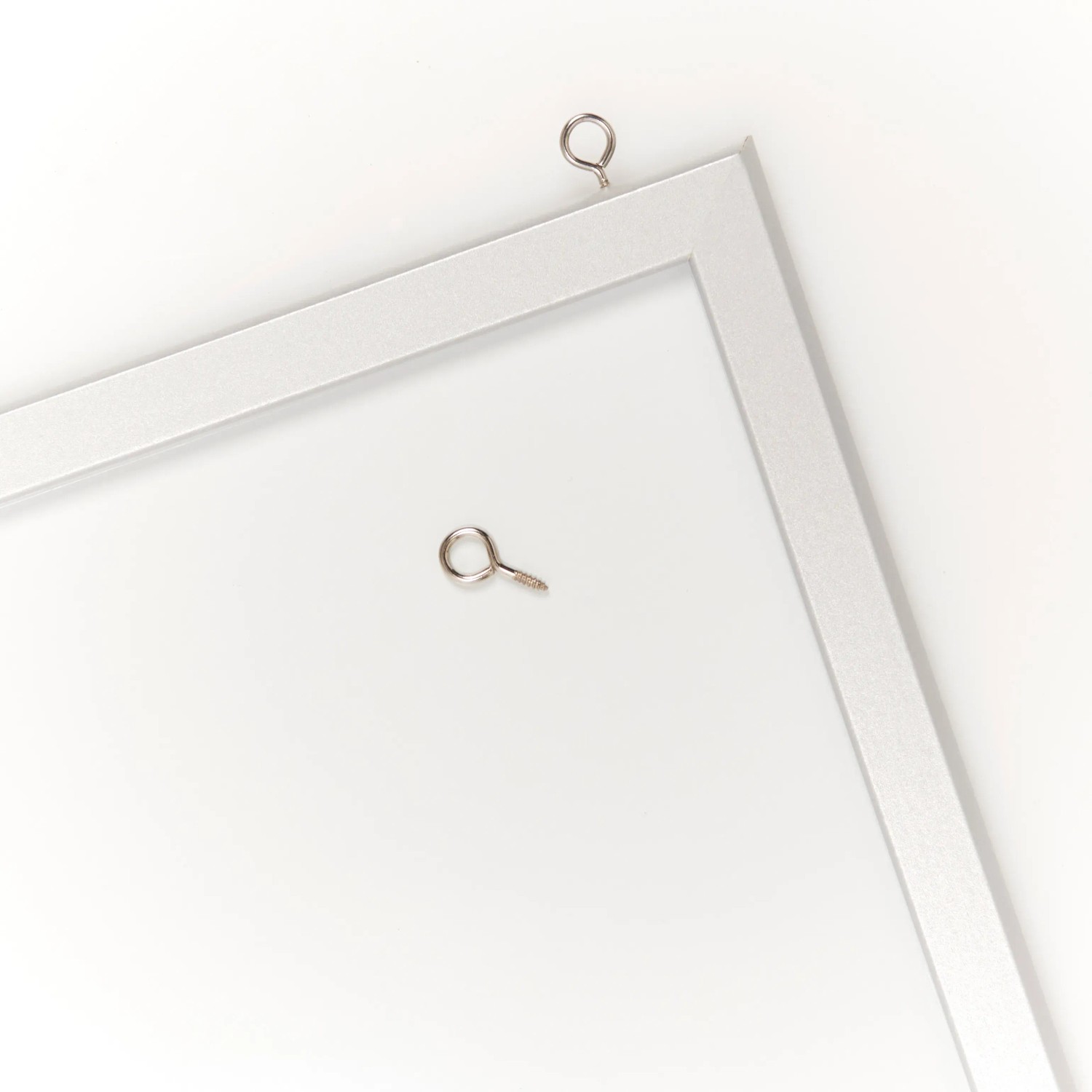 Magnetischer Wochenplaner von Zeller, alugrau, mit Ösen zur Wandmontage.