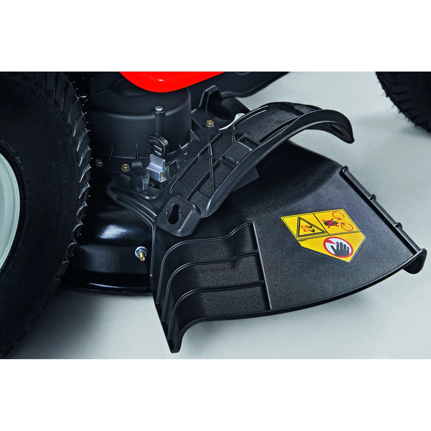 Detailaufnahme: Troy-Bilt Rasentraktor Pony 92T-S mit Seitenauswurf und Warnhinweis.