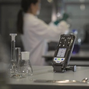 Dräger X-am 3500 Gaswarngerät schwarz im Labor. Misst bis zu 4 Gase. Robustes Prüfwerkzeug mit Display.