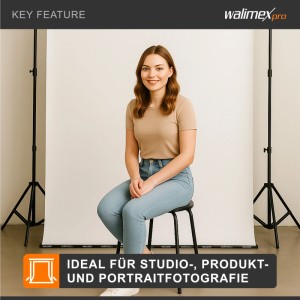 Junge Frau sitzt vor weißem Fotohintergrund, unten mit Walimex Pro Magnetband fixiert. Ideal für Studio-, Produkt- & Portraitfotografie.