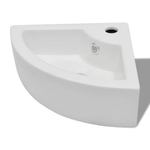 Weißes Keramik-Eckwaschbecken mit Überlauf und Hahnloch. Modernes Design für Bad und Gäste-WC.