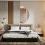 Eleganter, halbrunder Tulup Design Wandspiegel, rahmenlos, über einem Bett in einem modernen Schlafzimmer.