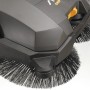 Detailaufnahme der Stiga Kehrmaschine SWP 355 mit rotierenden Bürsten.
