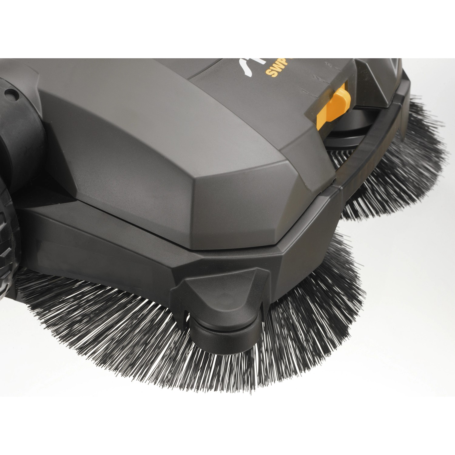 Detailaufnahme der Stiga Kehrmaschine SWP 355 mit rotierenden Bürsten.