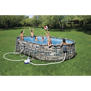 Ovaler Power Steel Frame Pool in Steinoptik mit Familie im Garten, inkl. Filterpumpe und Leiter.