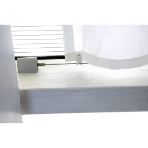 Detailaufnahme: Weißes Sonnensegel mit Befestigung für Skan Holz Terrassenüberdachung.