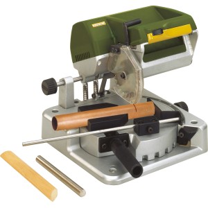 Proxxon KGS 80 Kapp- und Gehrungssäge mit Werkstück und Zubehör. Ideal zum präzisen Sägen von Holz, Metall und Kunststoff.