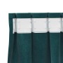 Dunkelgrüner Samt-Fenstervorhang mit weißer Tabtop-Aufhängung und Ziernaht. Blickdicht.