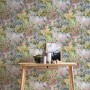 Vliestapete mit Blumen, Tieren, Grün und Rosa. Dekorative Tapete mit Dschungel-Motiv.