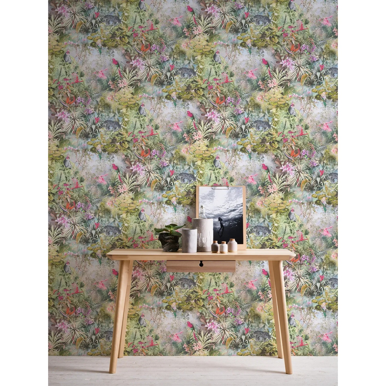 Vliestapete mit Blumen, Tieren, Grün und Rosa. Dekorative Tapete mit Dschungel-Motiv.