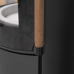 Detailansicht: H&M Germany Kaminofen MONO 3.0 L Stahl-Titan mit Holzgriff.