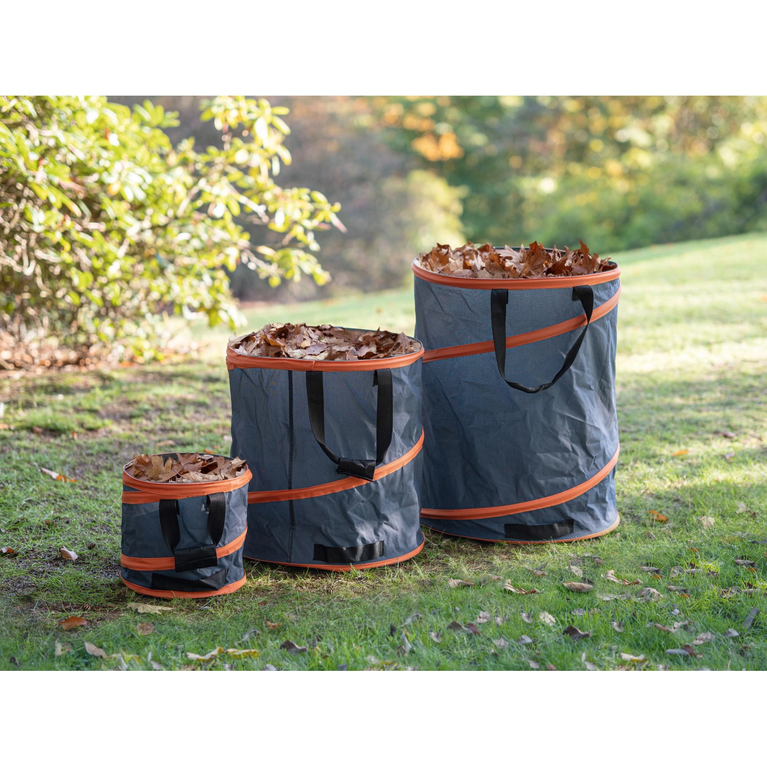 Gartenabfallsack Pop Up 3er-Set in verschiedenen Größen, gefüllt mit Laub.
