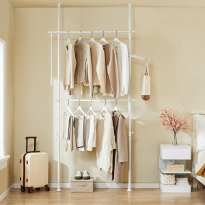 Weißer SoBuy Teleskop Kleiderständer mit zwei Stangen und Kleidung im Schlafzimmer.