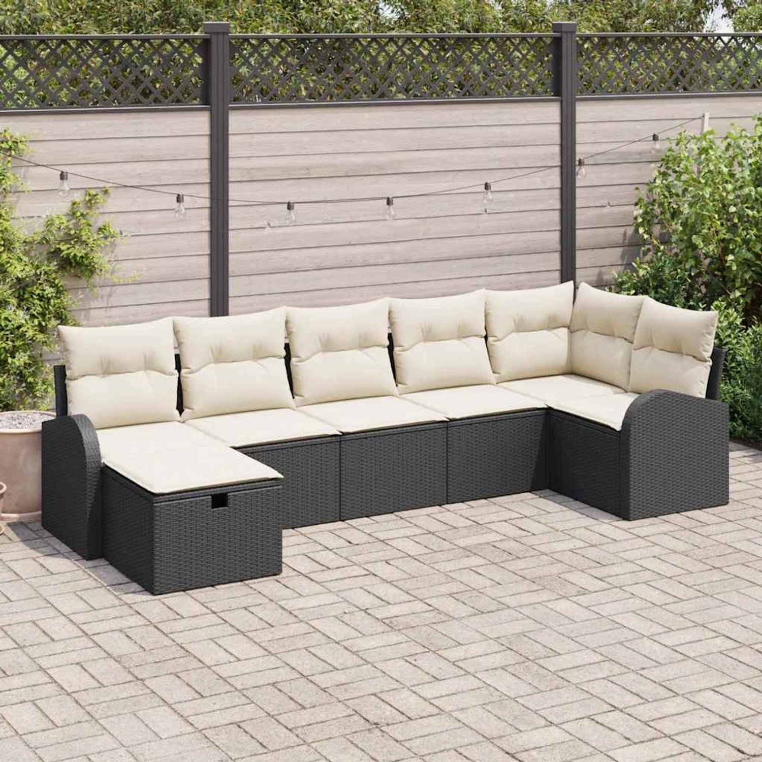 Schwarzes 7-teiliges vidaXL Garten-Sofa-Set aus Rattan mit beigen Kissen.
