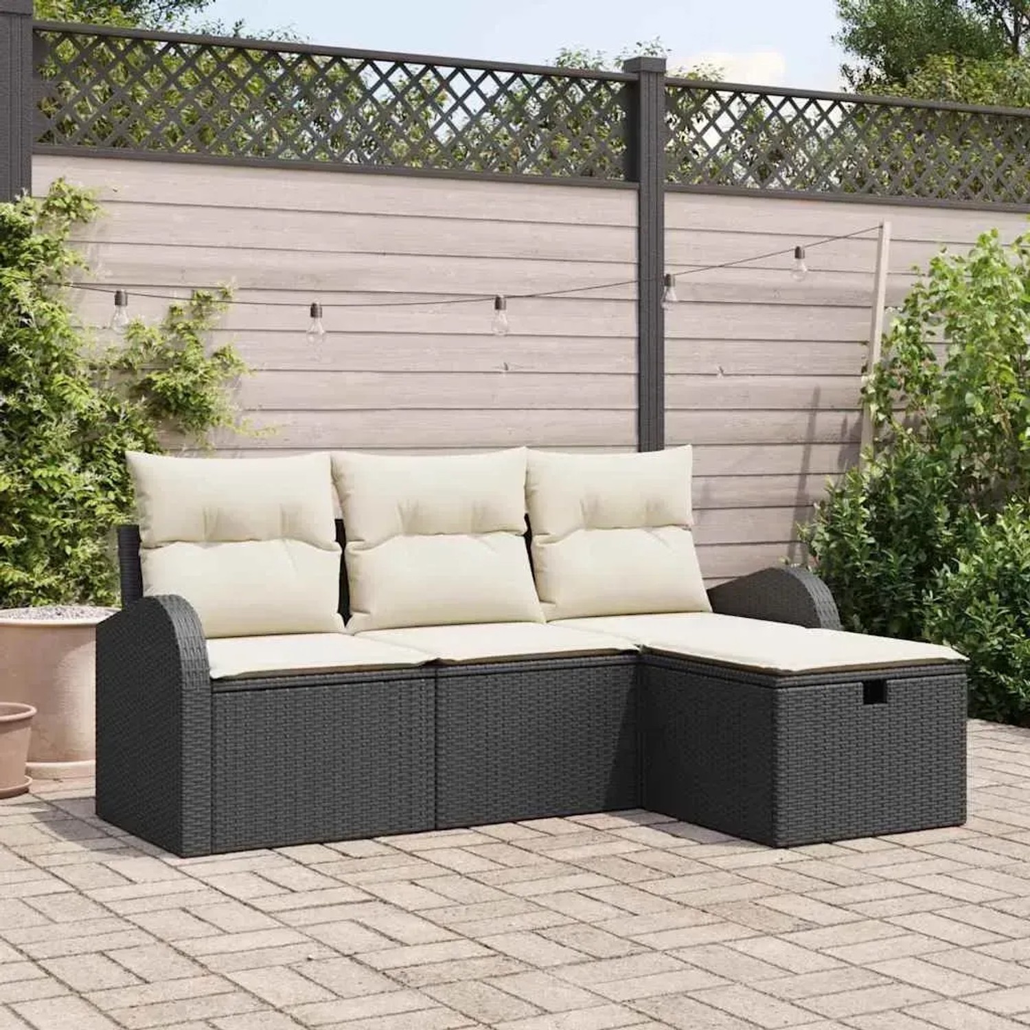 Schwarzes 4-teiliges vidaXL Garten-Sofa-Set aus Poly Rattan mit Kissen.