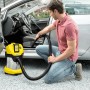 Mann saugt Auto mit gelbem Kärcher Akku-Mehrzwecksauger WD 3 Battery Premium Set.