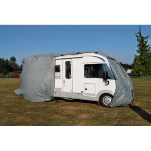 Graue DELUKE Wohnmobil-Abdeckplane Gr. S (275x610x235cm) schützt ein Wohnmobil vor Witterung.