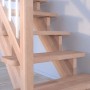 Helle, gerade Buchenholztreppe Lindos mit Edelstahlgeländer, Detailansicht.