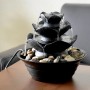 Dobar Design Zimmerbrunnen in Felsen-Optik, schwarz, mit Deko-Steinen. Wasser fließt über 4 Ebenen.