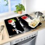 Wenko Herdabdeckplatten Caprese 2er Set auf einem Herd mit italienischen Zutaten Motiven.