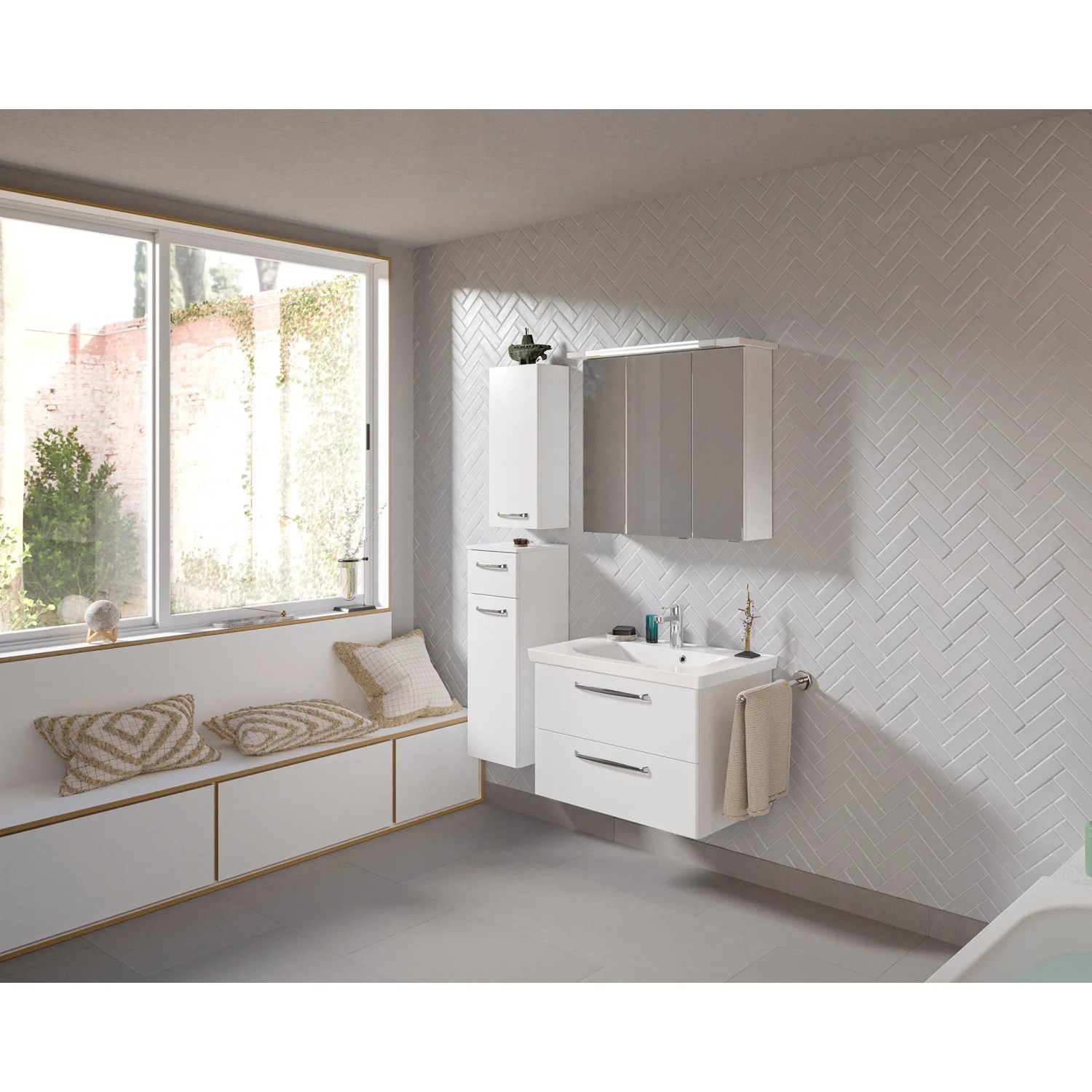 Pelipal Trentino Bad-Hängeschrank, weiß hochglanz, 30 cm, mit weiteren Badmöbeln im Badezimmer.