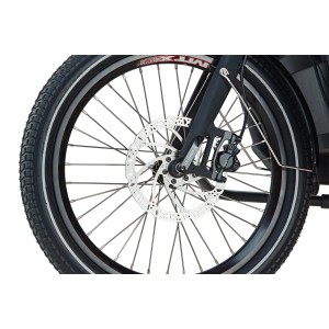 Detailaufnahme Vorderrad mit Scheibenbremse des schwarzen Prophete E-Bike Cargo 22.ETL.20.