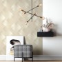 Newroom Vliestapete Donato Beige mit modernem, strukturiertem Grafikmuster an einer Wand.