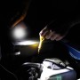 Mini Power Pack mit LED-Leuchte im Einsatz zur Motorraum-Beleuchtung bei Nacht.