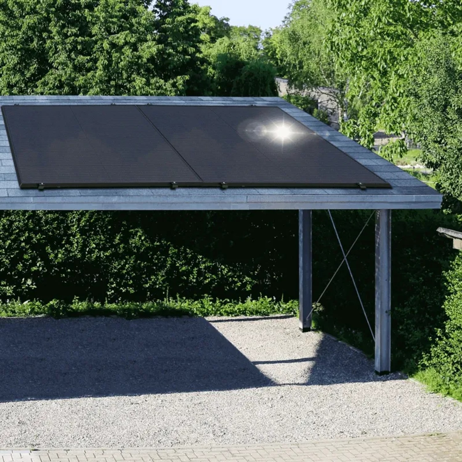SUNNIVA Balkonkraftwerk 460W mit Fullblack Glas-Glas Solarmodulen auf Carport montiert.