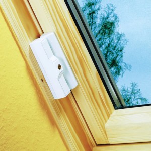 Weißes Abus Fensterschloss DF88 am Holzrahmen eines Dachfensters zur Fenstersicherung.