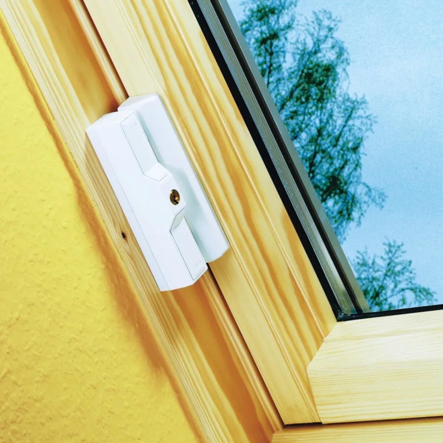 Weißes Abus Fensterschloss DF88 am Holzrahmen eines Dachfensters zur Fenstersicherung.