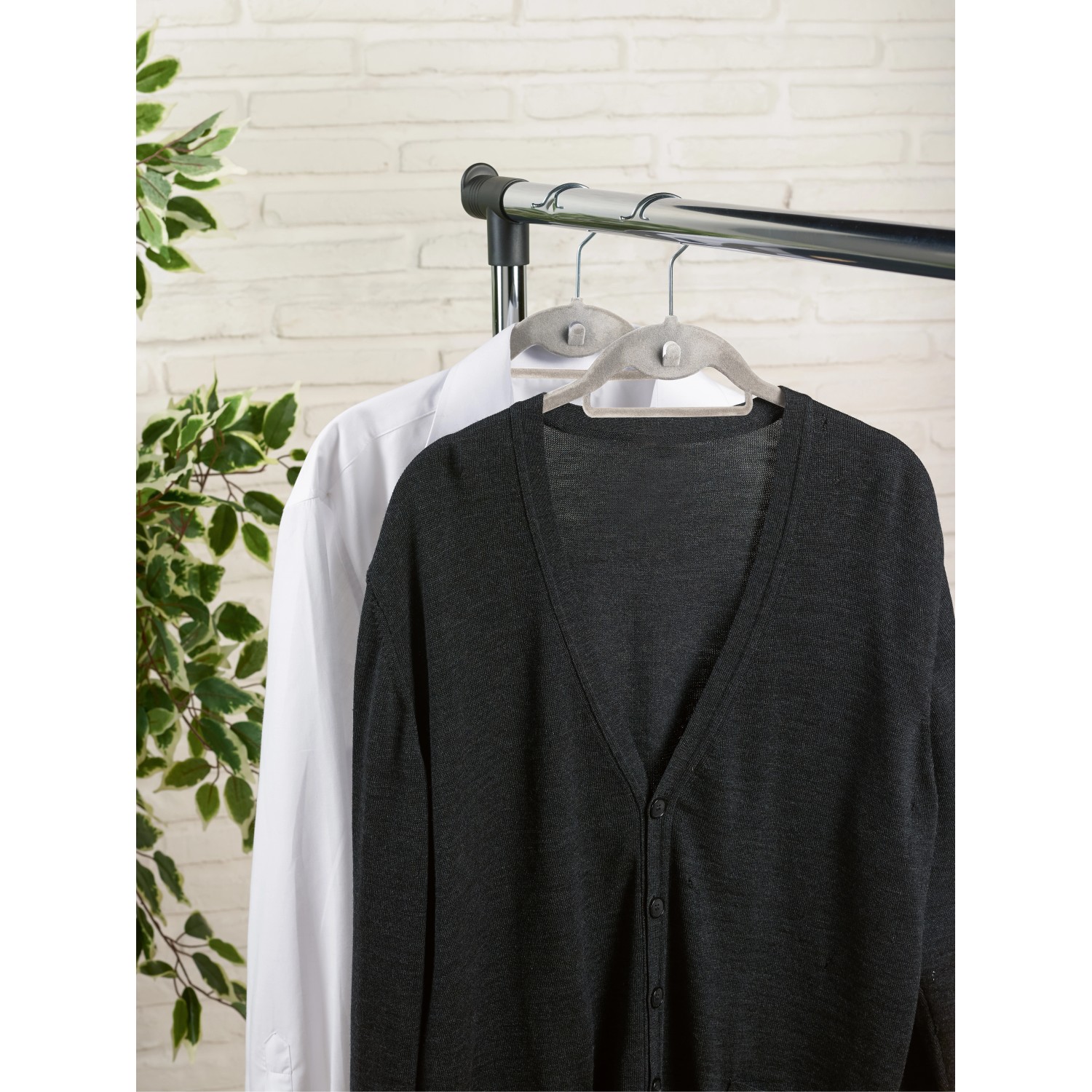 Zwei beflockte Kleiderbügel mit Hemd und Strickjacke auf einer Kleiderstange. 10er Set.