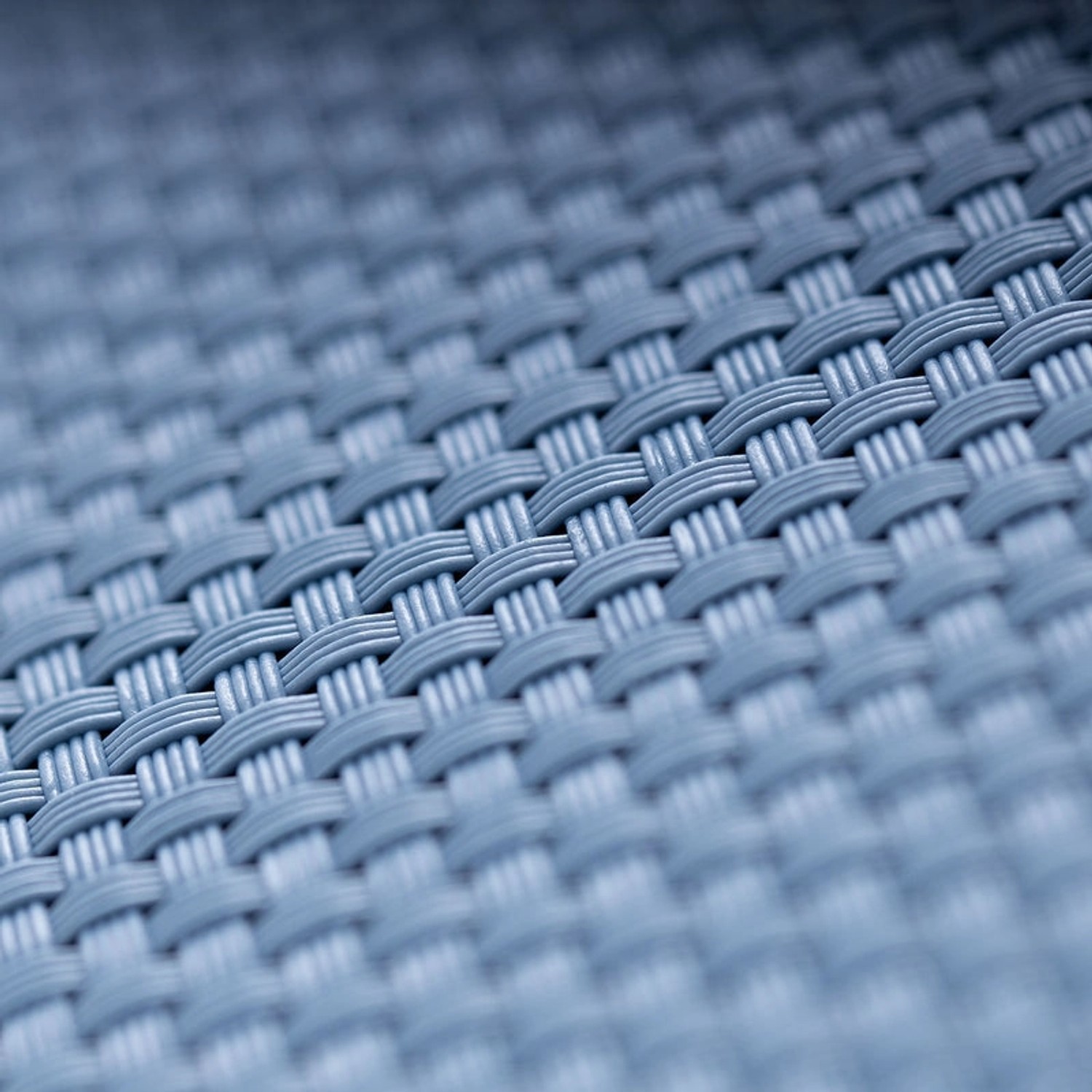 Detailaufnahme: Wetterfester, hellblauer Outdoor Teppich Fano mit gewebter Struktur für Terrasse und Garten.