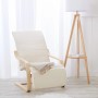 Beiger Relaxsessel mit Fußstütze und hellem Holzgestell neben einer Stehlampe.