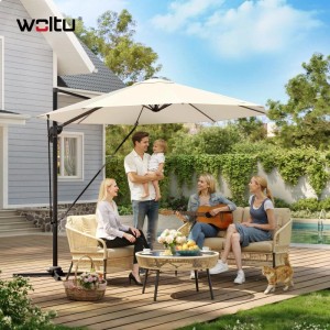 Großer beiger WOLTU Sonnenschirm auf Holzterrasse, spendet Familie Schatten. 360° drehbarer Gartenschirm für optimalen Sonnenschutz.