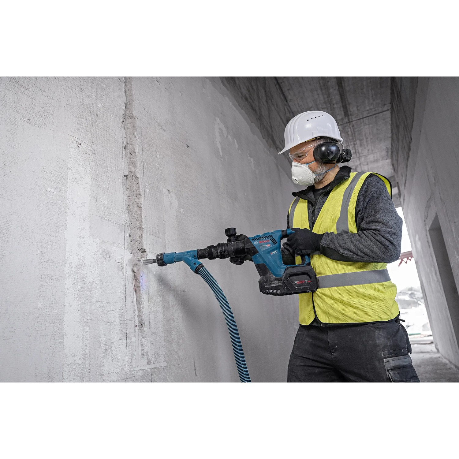Bosch Professional Akku-Schlaghammer GSH 18V-5 im Einsatz beim Stemmen einer Wand.