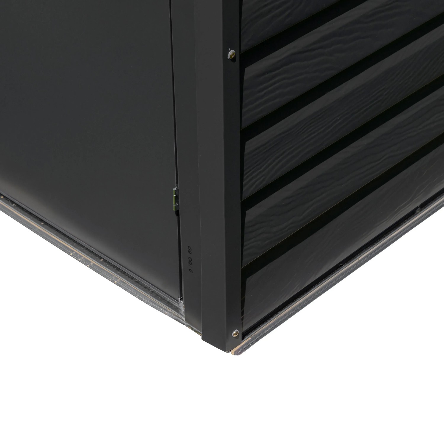 Detailaufnahme: Graues Spacemaker Metall-Gerätehaus mit Holzstruktur.