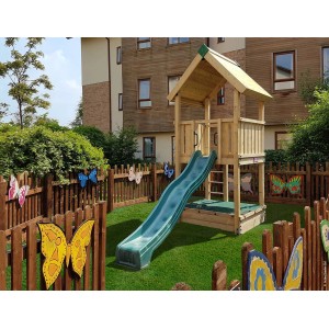Hy-Land Spielturm P2 mit Rutsche aus Douglasie, mit Sandkasten und Kletterleiter im Garten.
