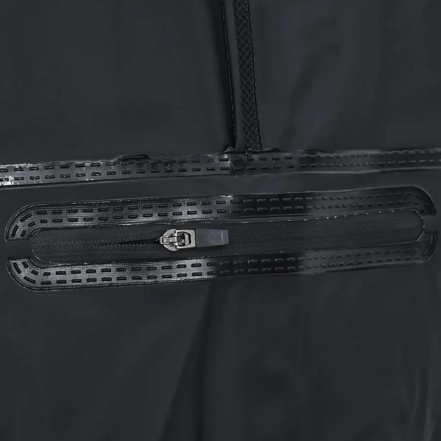 Detailaufnahme: Schwarze vidaXL Wathose mit Reißverschlusstasche. Arbeitskleidung für Angler & Landwirte.
