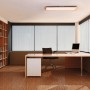 Moderne Büroeinrichtung mit Ledvance LED-Deckenleuchte Planon Plus, weiß, 100x25 cm.
