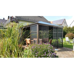 Bronze Aluminium Pavillon Castel 10 x 12 mit Moskitonetz und Schiebetüren im Garten.