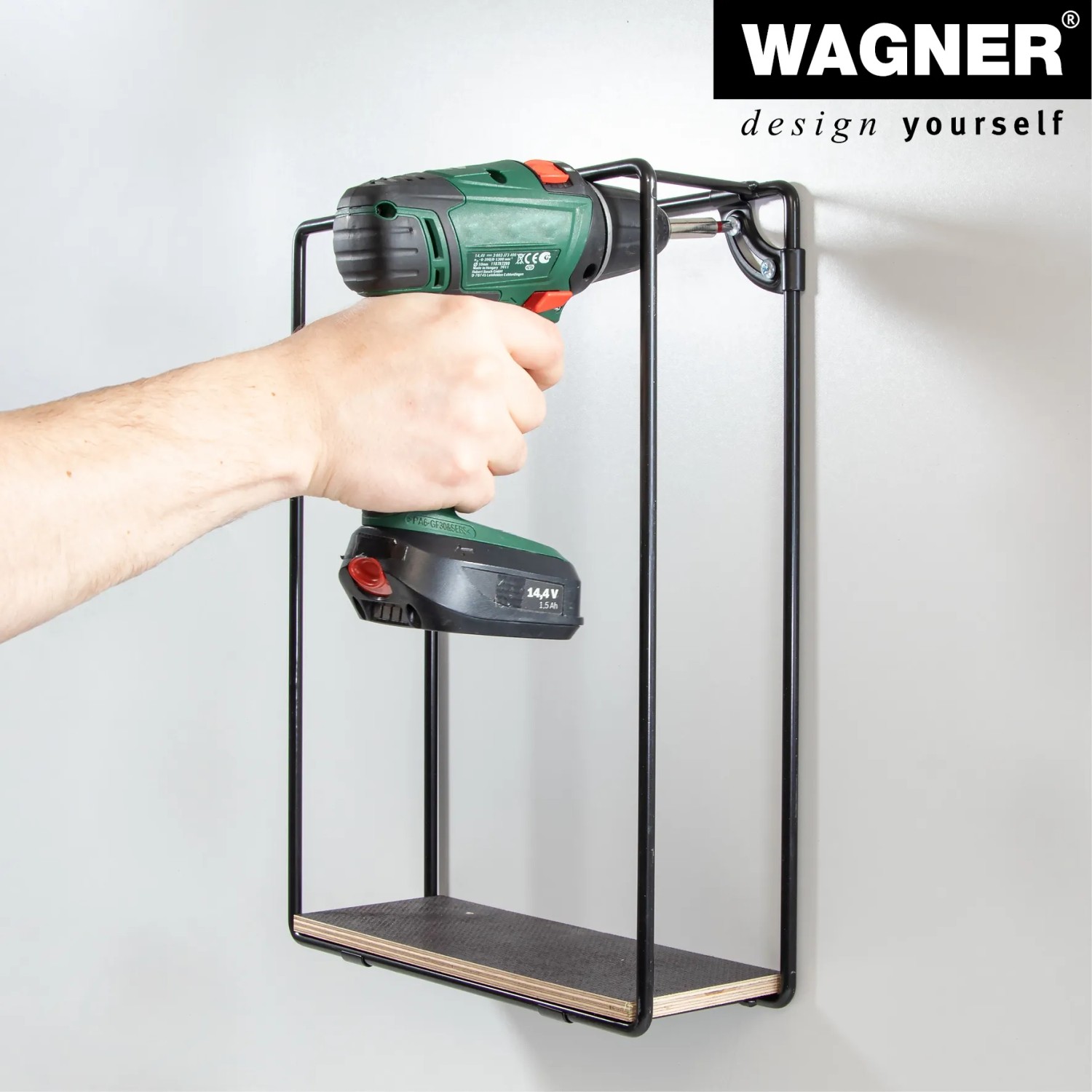 Wagner Designrahmen Draht, 40x50 cm, schwarz matt, mit Bohrmaschine an Wand montiert.
