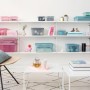 Regal mit SmartStore Colour Aufbewahrungsboxen in Grau, Rosa und Türkis.