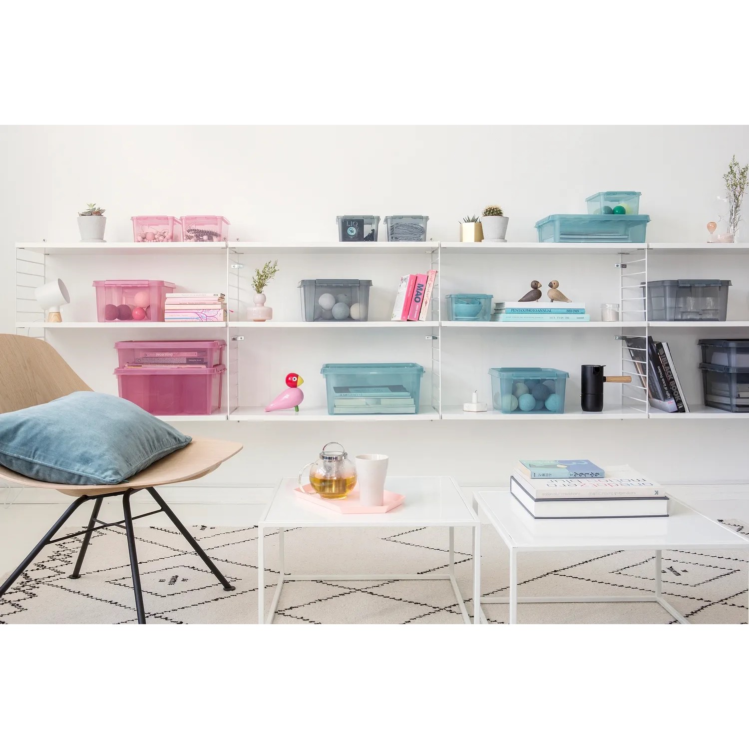 Regal mit SmartStore Colour Aufbewahrungsboxen in Grau, Rosa und Türkis.