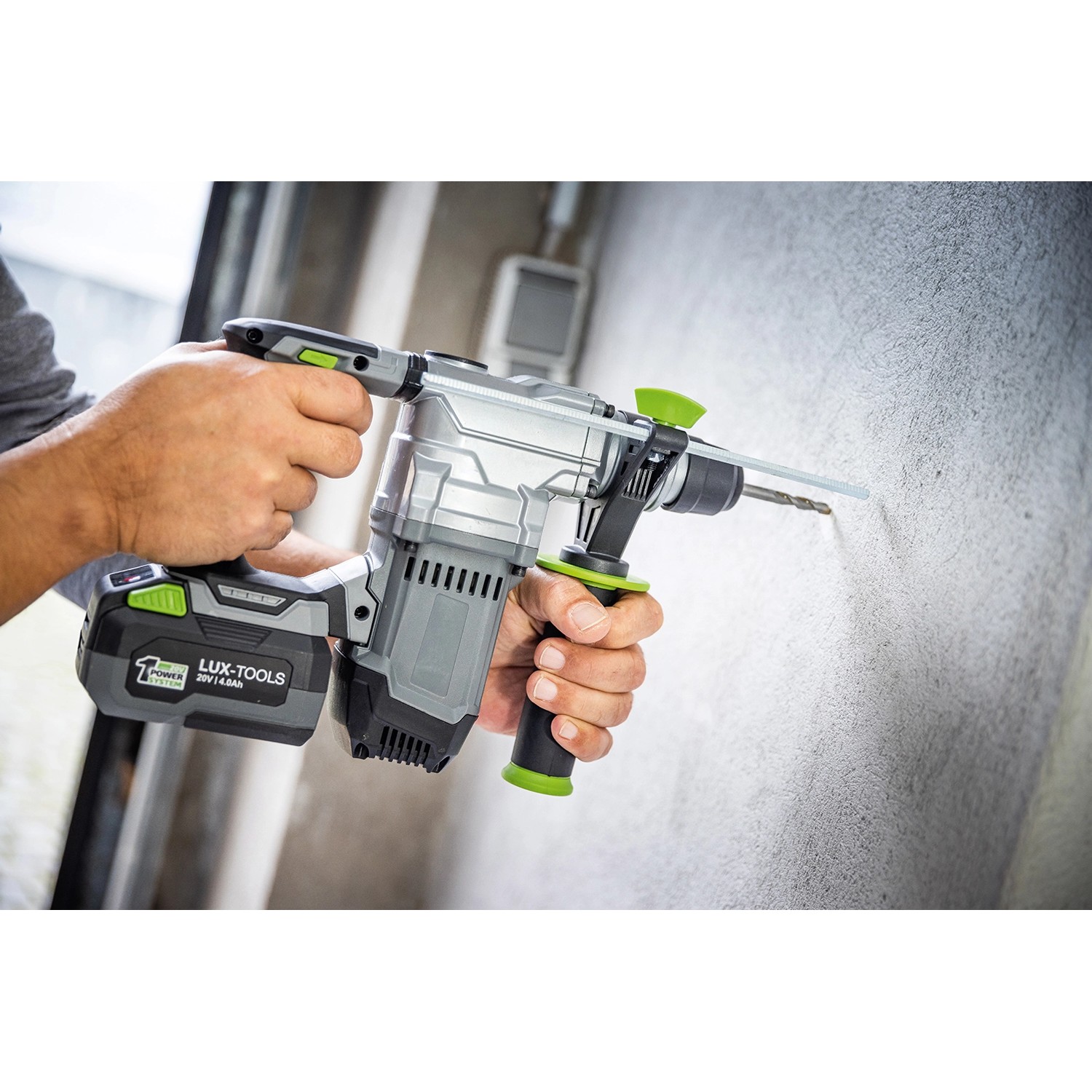 LUX Akku-Bohrhammer A-BH-20 B im Einsatz: Akku-Bohrhammer zum Meißeln und Stemmen in Stein.