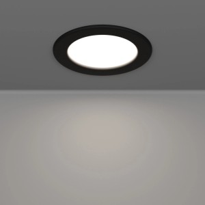 Schwarze, runde EGLO LED Einbauleuchte in Decke, strahlt helles Licht auf Wand. CCT LED-Einbaustrahler IP44.