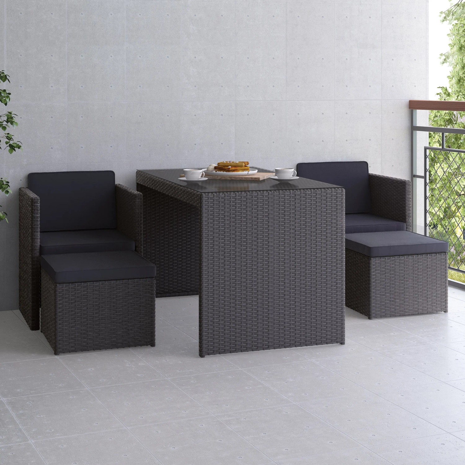 Graues 5-teiliges Balkonmöbel-Set Hazelton aus Polyrattan mit Tisch, Sesseln und Hockern.
