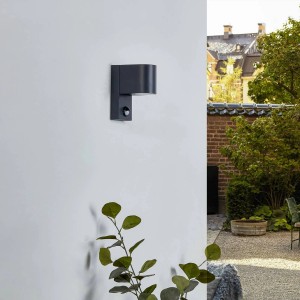 Schwarze Lindby Gelso Außenwandleuchte mit Bewegungsmelder an weißer Wand.